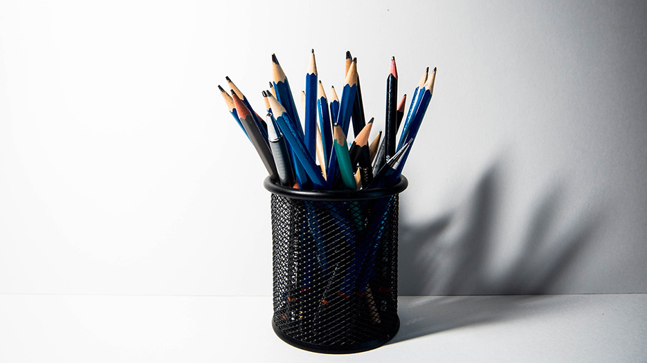 Pot dans lequel ne se trouvent que des crayons bleus.