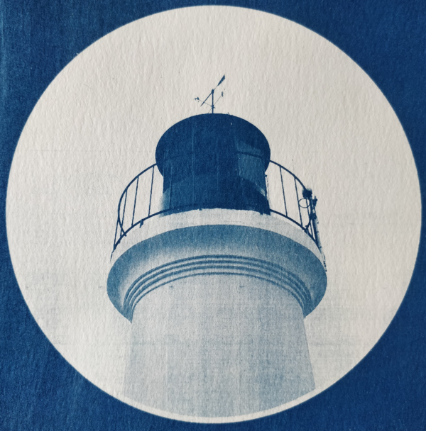 Photo cyanotype du phare blanc aux Sables d'Olonne dans un cercle blanc sur fond bleu