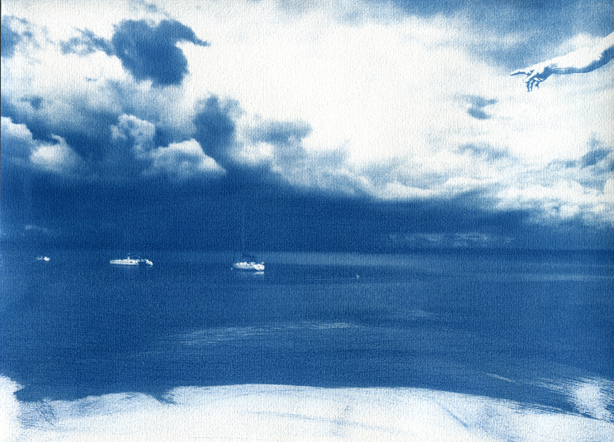 Baie de Guérande avec trois bateaux de plaisance sur la gauche. La moitié supérieure de la photo montre un orage naissance avec des nuages très contrasté. Ajout par collage du bras de Dieu de la peinture La Création d'Adam de Michel-Ange dans le coin supérieur droit pointe du doigt les nuages. Le bas de la photo est volontairement flou avec des traces de pinceaux.