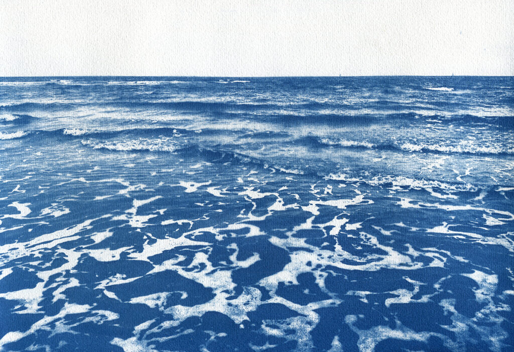 Cyanotype. L'océan à perte de vue avec la ligne d'horizon qui occupe le premier tiers.