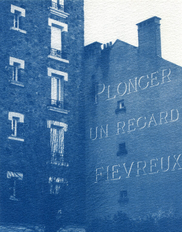 Cyanotype qui représente un immeuble des années 1930 mitoyen avec une façade sur laquelle a été photoshopée la phrase "Plonger un regard fiévreux".