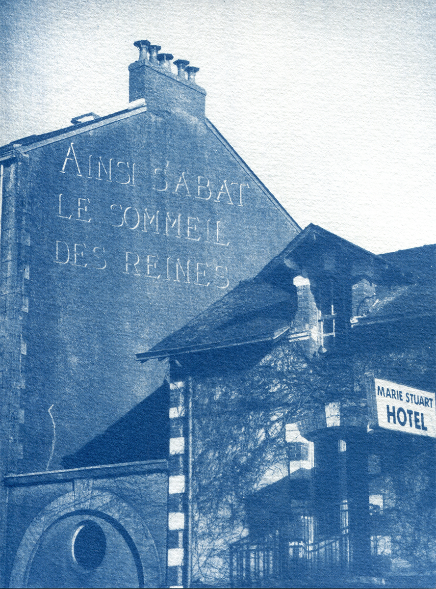 Cyanotype d'un immeuble sur la façade duquel a été photoshopée la phrase "Ainsi s'abat le sommeil des reines." Cet immeuble est mitoyen avec un hôtel du nom de Marie Stuart Hotel.