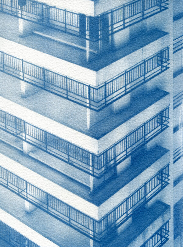 Balcons d'un immeuble vus à l'envers.
