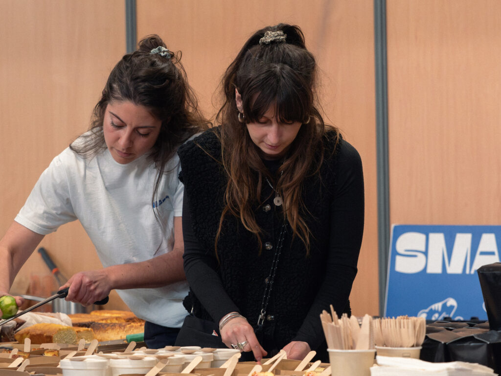 Deux restauratrices en pleine confections de plats sur leur stand.