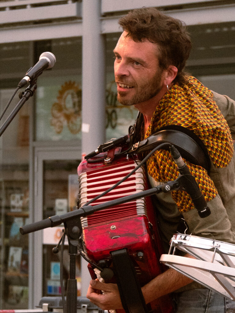 L'accordéoniste du groupe Macadam Hirsute en plein show.