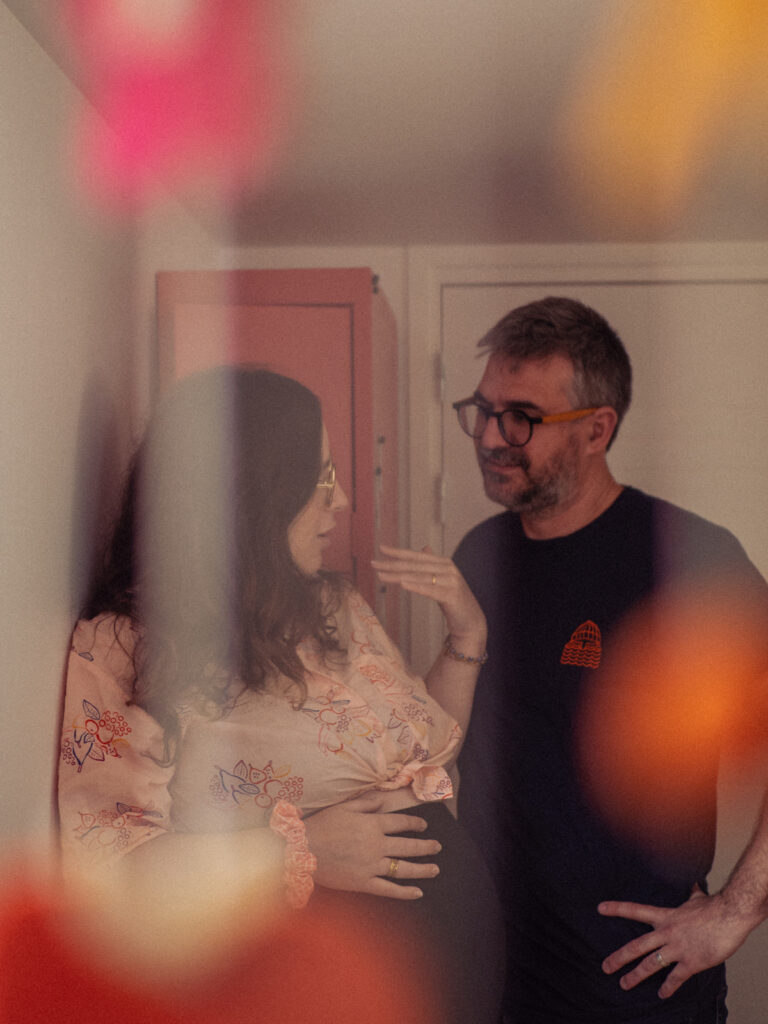 Une femme et un homme qui attendent leur future enfant dans la chambre de celle-ci.